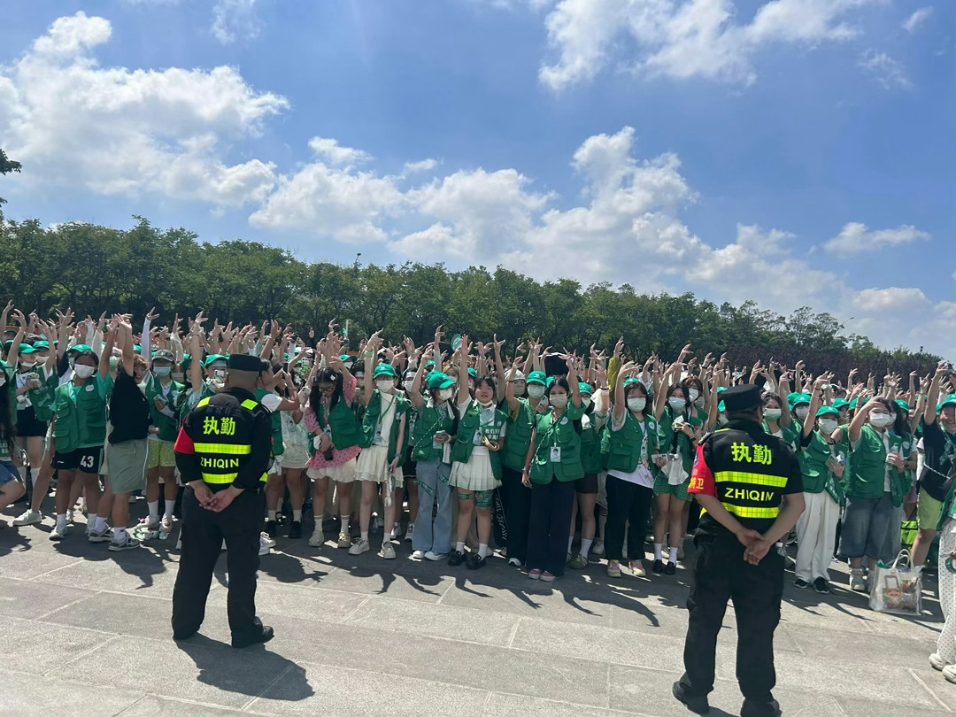 张泽禹徐州演唱会人气场外好多张泽禹粉丝💚徐州演唱会场外人气直接拉满！满目皆是一