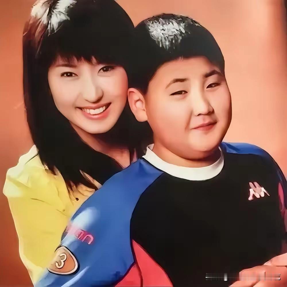 看完了整个事儿，
我脑子里就一个念头：
她得求多少人，得送多少钱，才能把孩子塞进