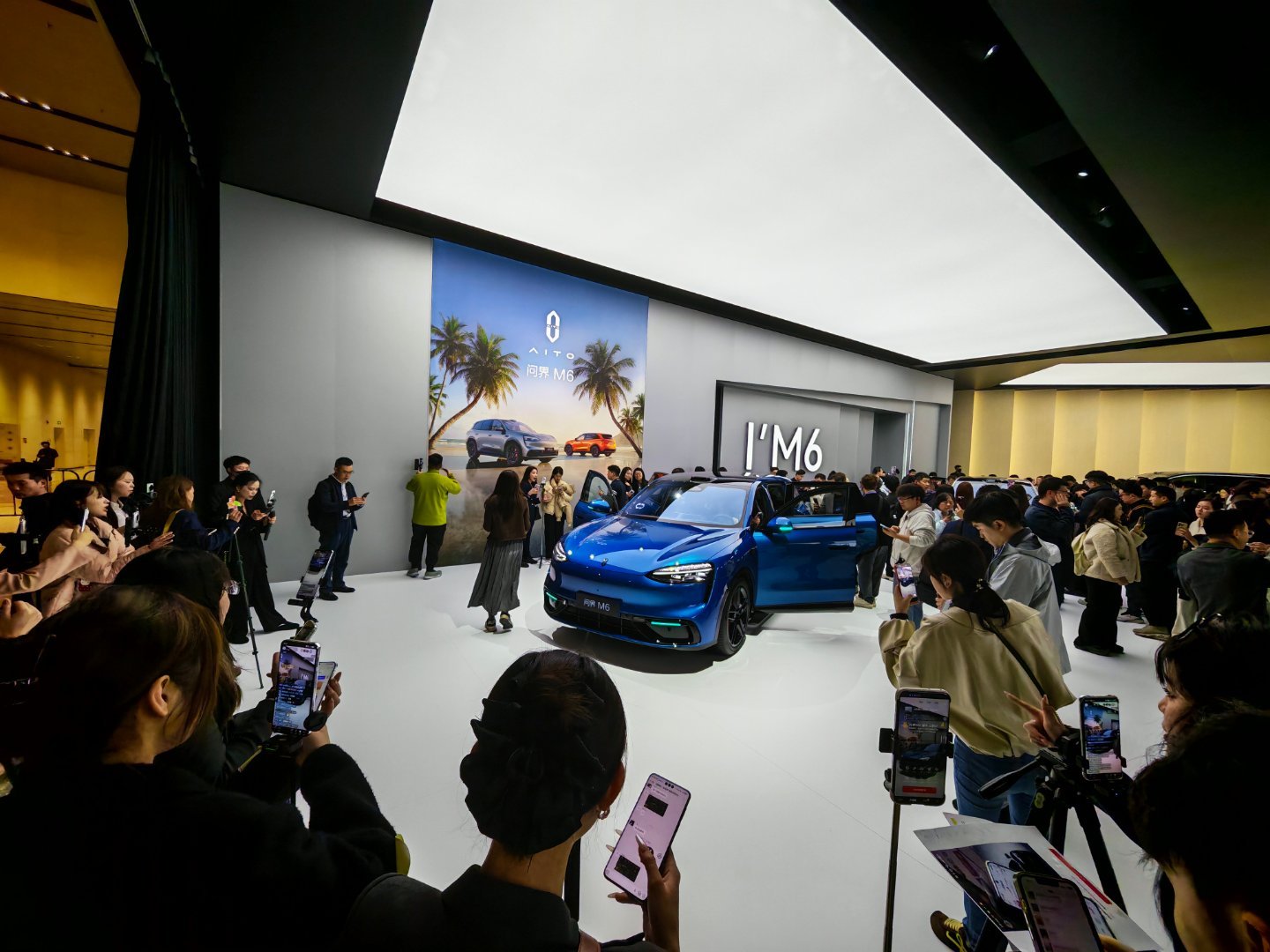 会后的展区，挤爆了智界V9好大好大，现场有黑色和紫色。今年鸿蒙智行全系上紫色，好