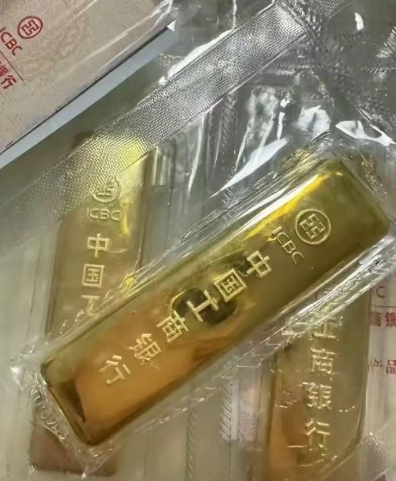 手里有黄金的人，
这次真的要血压飙升了，
昨天金价983，今天开盘直接跌破了
9