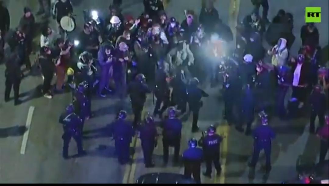 新闻快讯——洛杉矶反移民执法局示威升级 抗议者与警方对峙！
美国洛杉矶爆发反对移