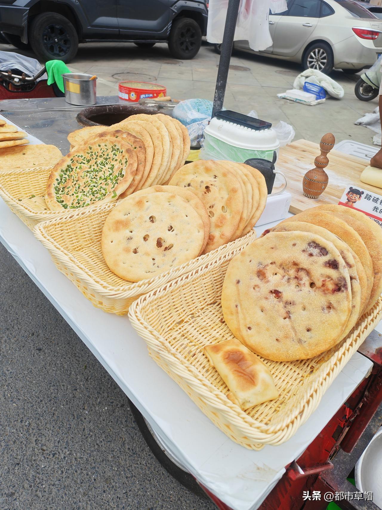 同行之间，有人的生意好，有人的日子就不好过了！最近农贸市场附近一个新疆人的馕饼摊