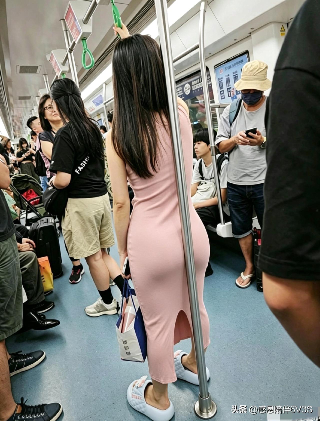 车厢轻轻一晃，我不经意间瞥见一个背影，身着长裙，一头黑发垂落，正是我心仪的类型。