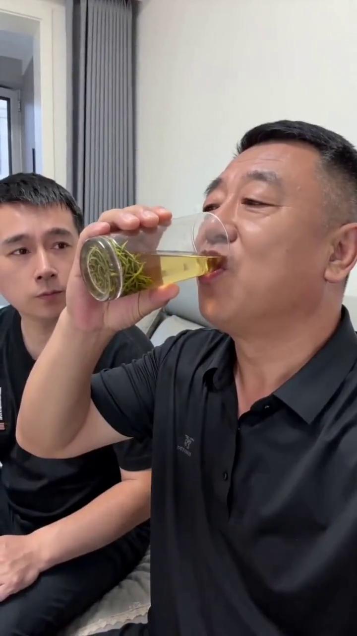 爸，你总说嗓子干，别再喝那些饮料了。正宗雪山石斛，胶质满满，这一杯太润了。这玩意