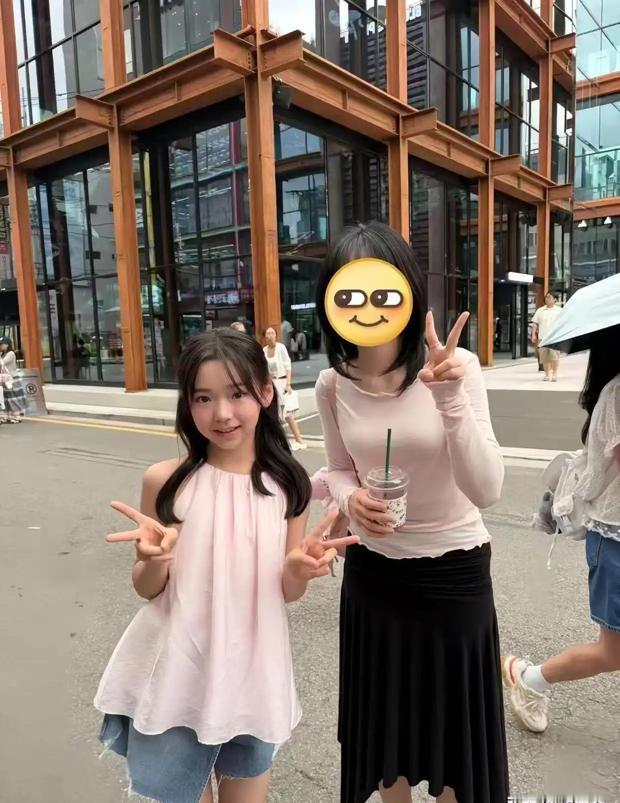 董璇带女儿现身韩国免税店，小酒窝被拍时神情不太自然，董璇的小肚子明显凸起 