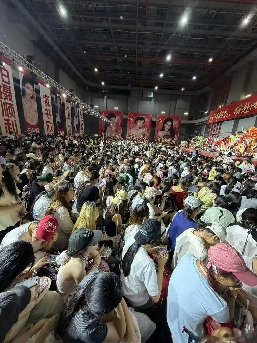 内娱有史以来开机应援人头数最多的一次内娱有史以来开机应援人数最多的一次单看画面就