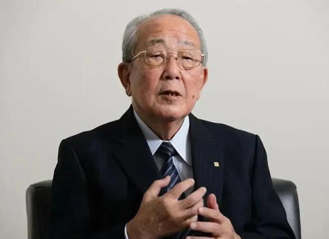 稻盛和夫曾说过：“钱就像内裤，你得有，但不必逢人就证明你有。干事业，就像怀孕，得