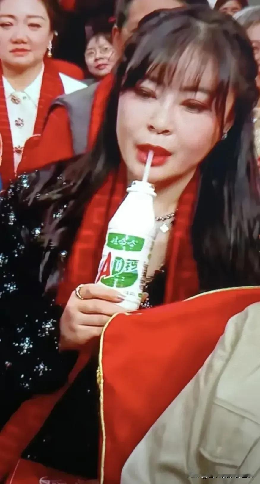 娃哈哈这广告打得，杠杠的[捂脸][捂脸][捂脸]

大家别吐槽喝ad钙奶的大姐，
