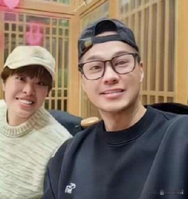 国乒老将王艺迪好事将近？

看到一组王艺迪和一个戴眼镜男孩子的合照，两个人笑容甜