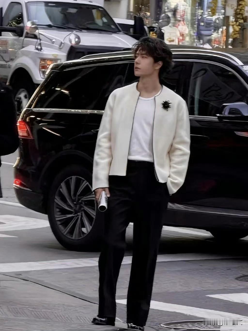 纽约街头惊现小香风王一博！穿得又香又帅，看秀造型太让人期待
 
纽约街头最近炸出