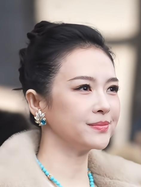 章子怡胖的都快认不出来了
     最近在北京三里屯的珠宝店开业活动上，47岁的