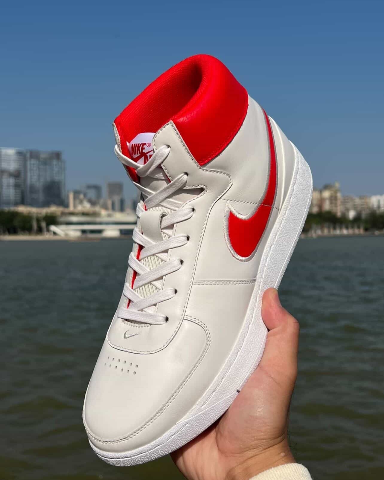 艺术家 Tgrvstudio 近日以 Nike Air Ship 为原型，打造了