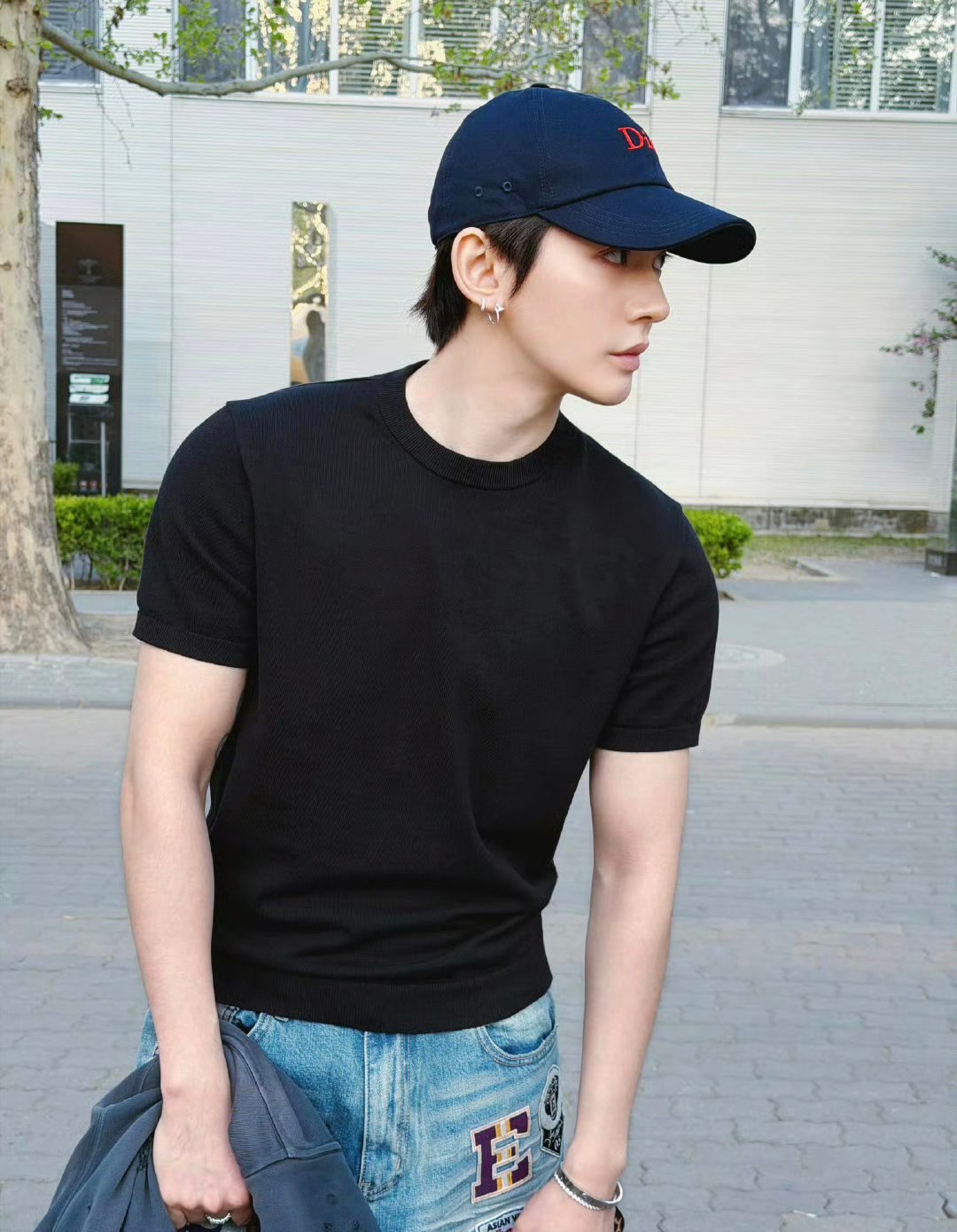 邓为黑T恤鸭舌帽营业照，分享生活照的大帅哥