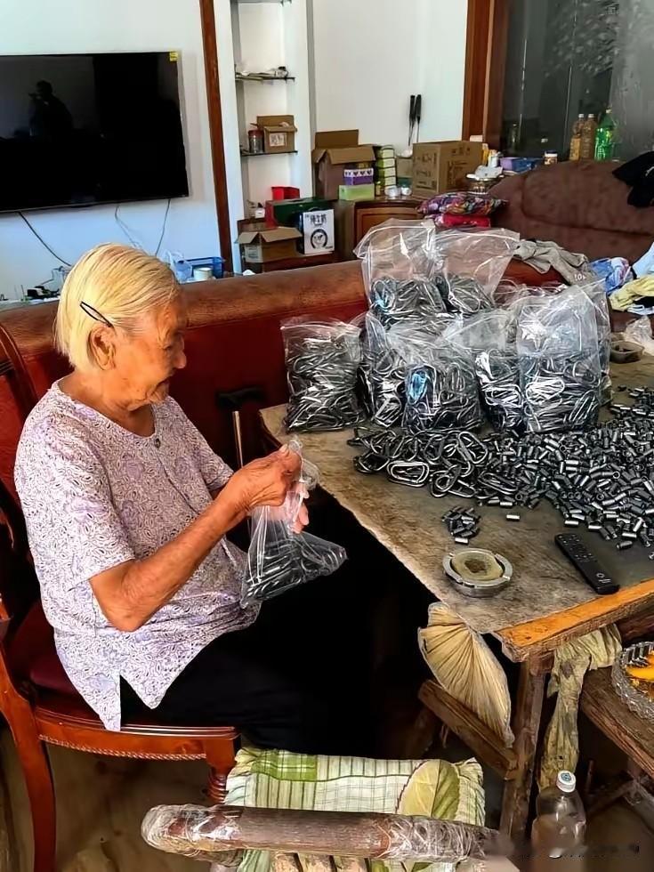 哪怕银行里的钱，多到自己都数不清了，他们还是要干活。
干了一辈子活的老人，你要不