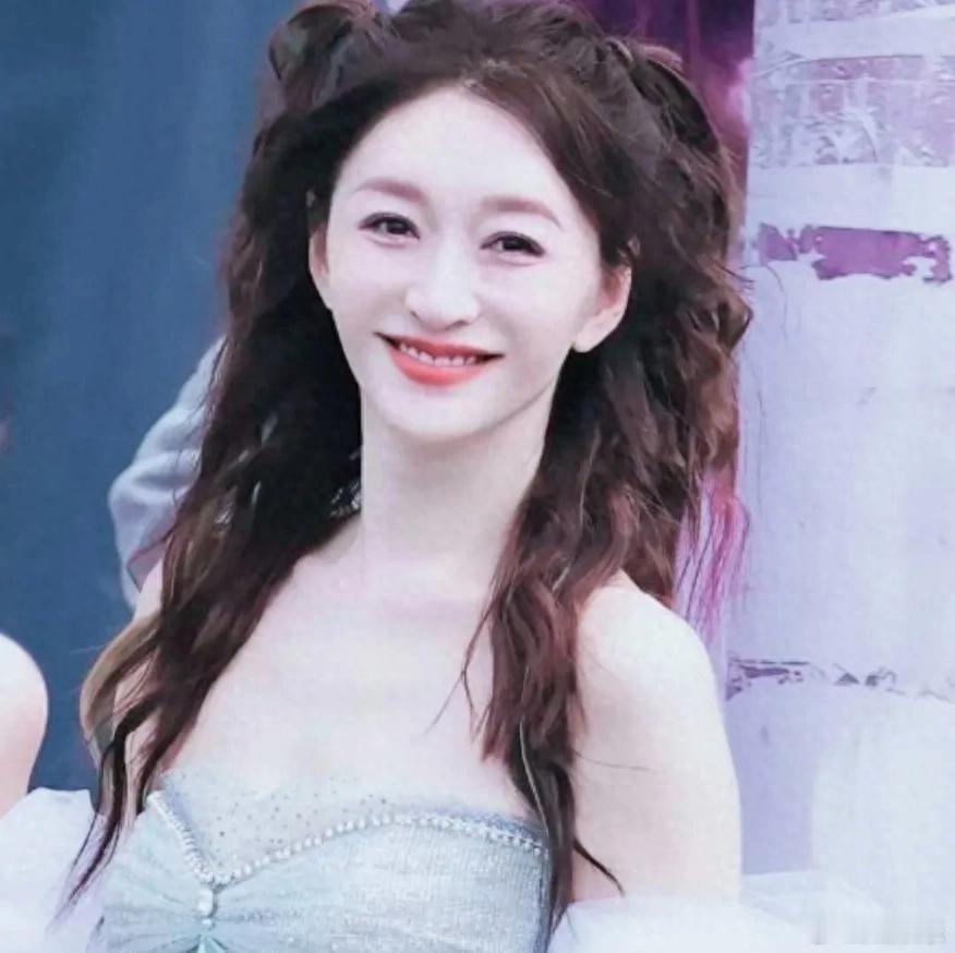 《乘风2026》二公小考刚开始，场面就火爆起来了，清冷的女神李小冉，一脸呈现出懵