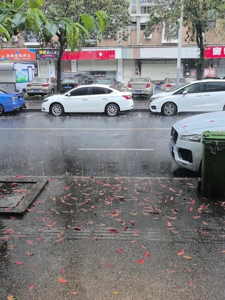 如何用一句话形容成都的天气?
成都，今年第一场大雨。[笑]