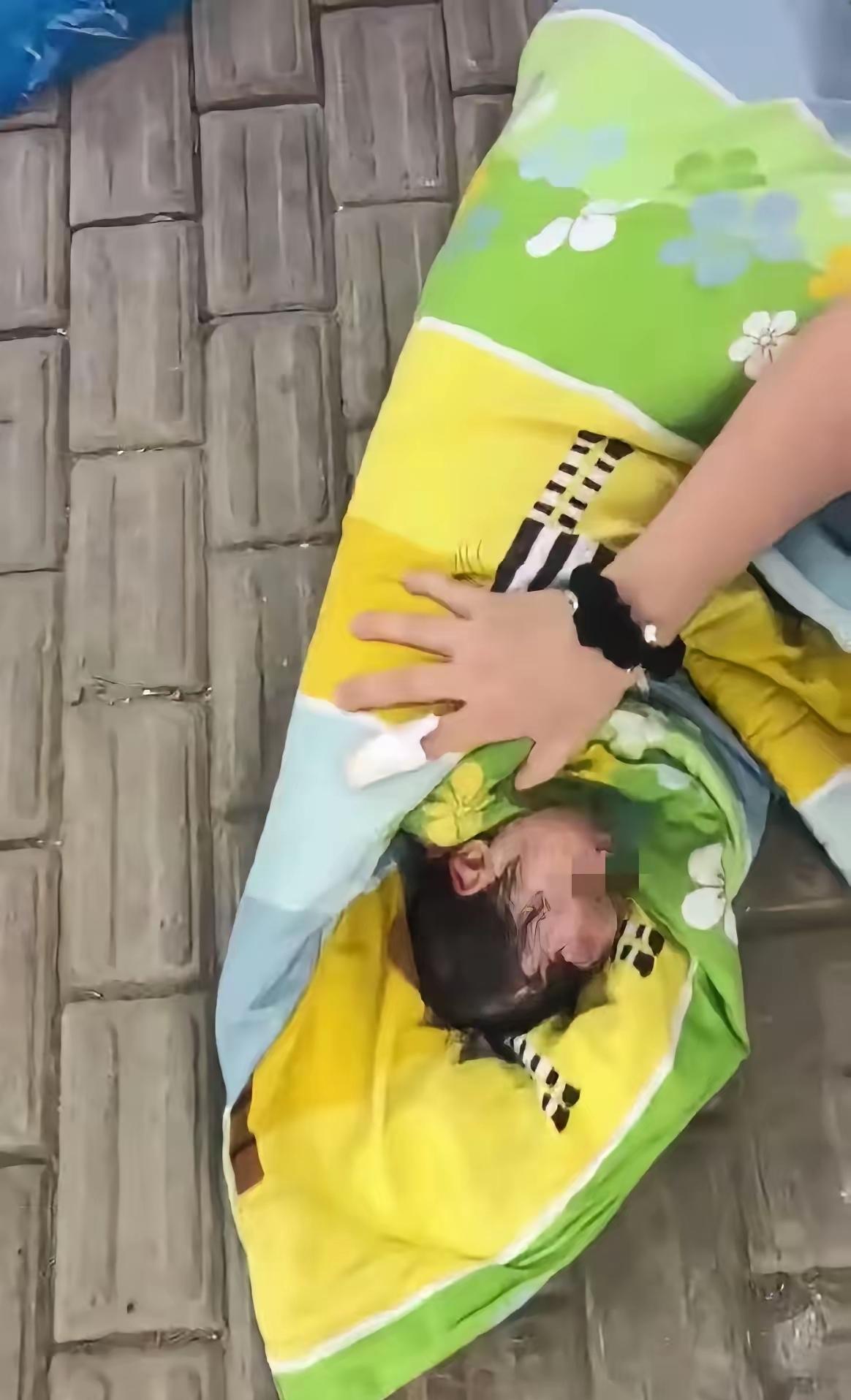 看完河南镇平这件事心里堵得慌，才19岁的姑娘，在公厕里生下孩子，把新生儿搁在塑料
