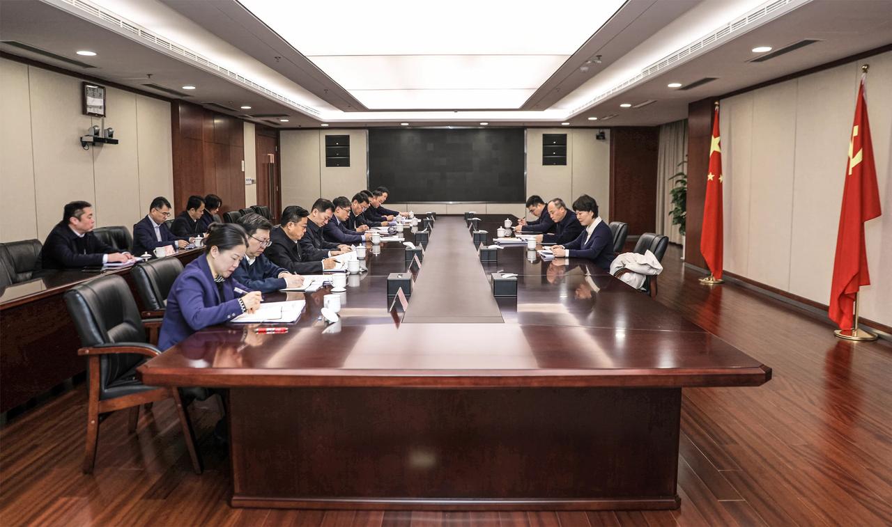 2月28日，徐矿集团党委召开2025年度民主生活会。党委书记、董事长吴宁主持会议