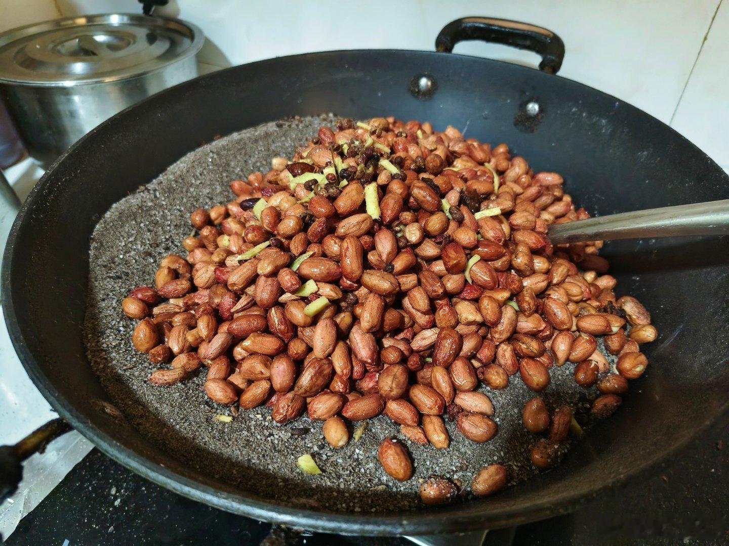 我的美食日记盐炒花生先把清水泡过的花生用盐五香粉花椒姜鸡精腌上半小时左右锅里加上