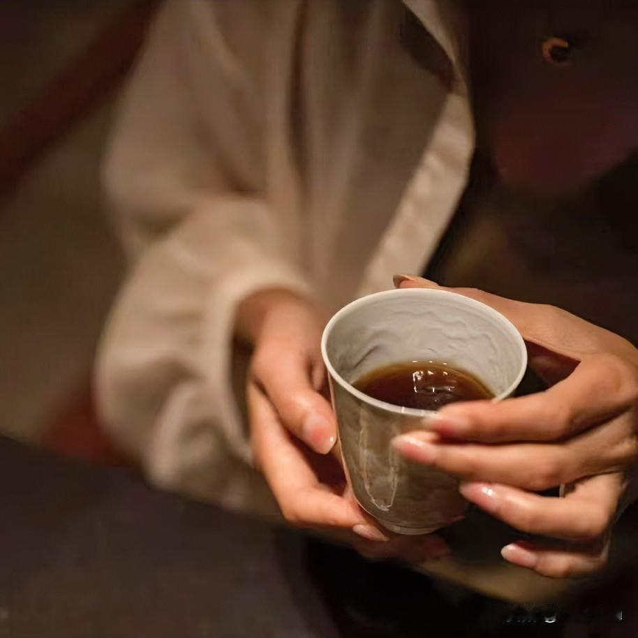 七言绝句·《山房试茗》

竹炉汤沸火初红，一壶分与座中同。
莫问杯中甘与苦，人间