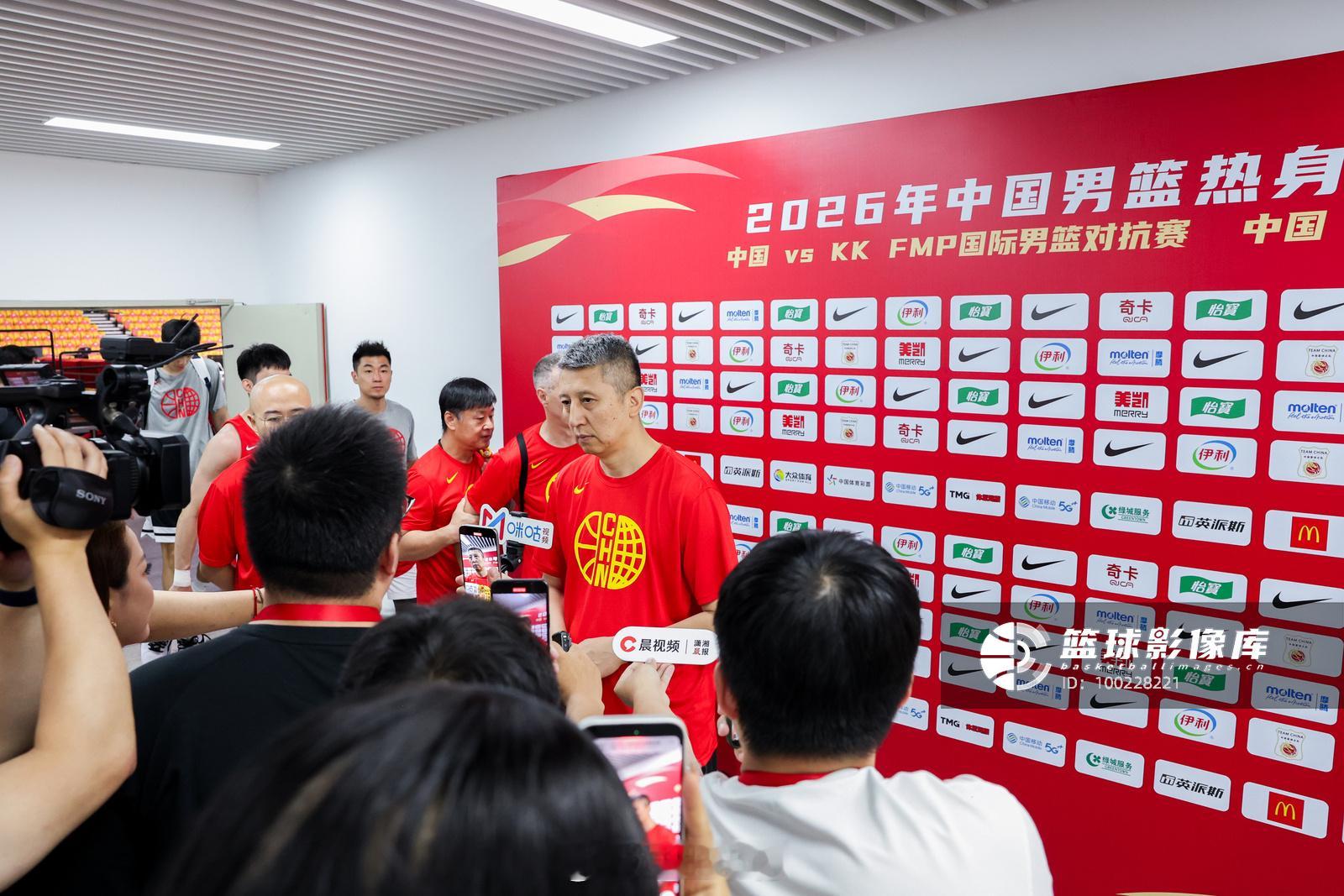 中国男篮中国男篮 男篮今夏首次亮相，11年后再次来到长沙。全场还是铺满了助威T，
