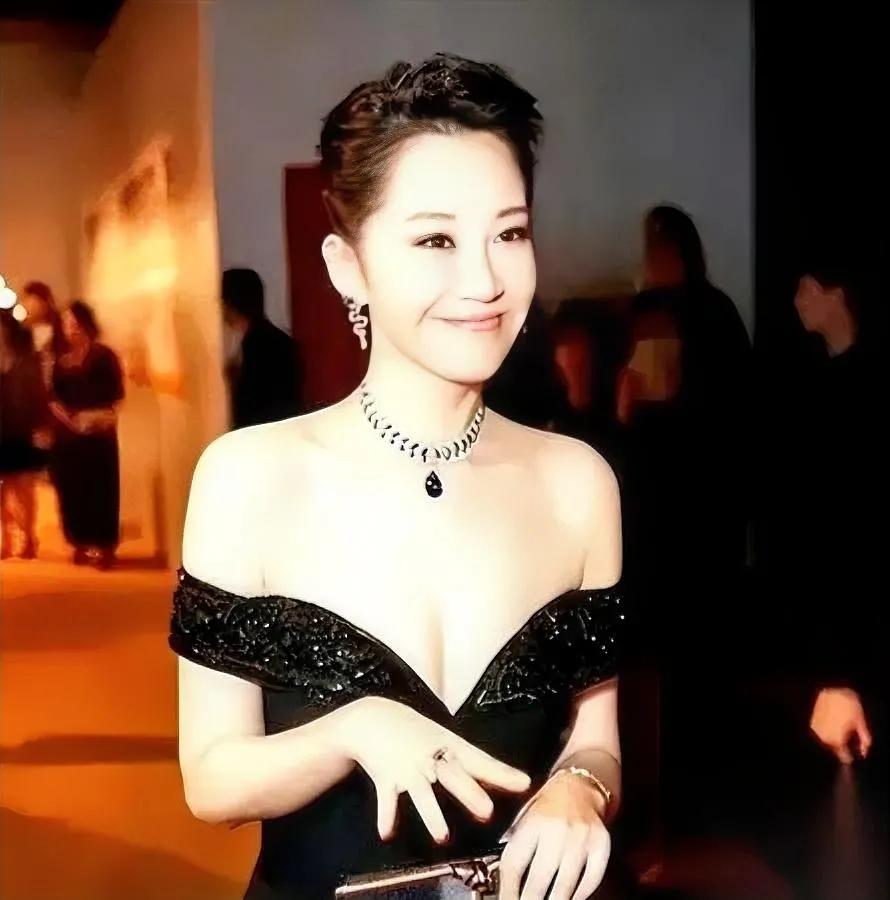 许晴前男友又上热搜了！

这次不是因为四合院

而是欠8000块被追讨

那个曾