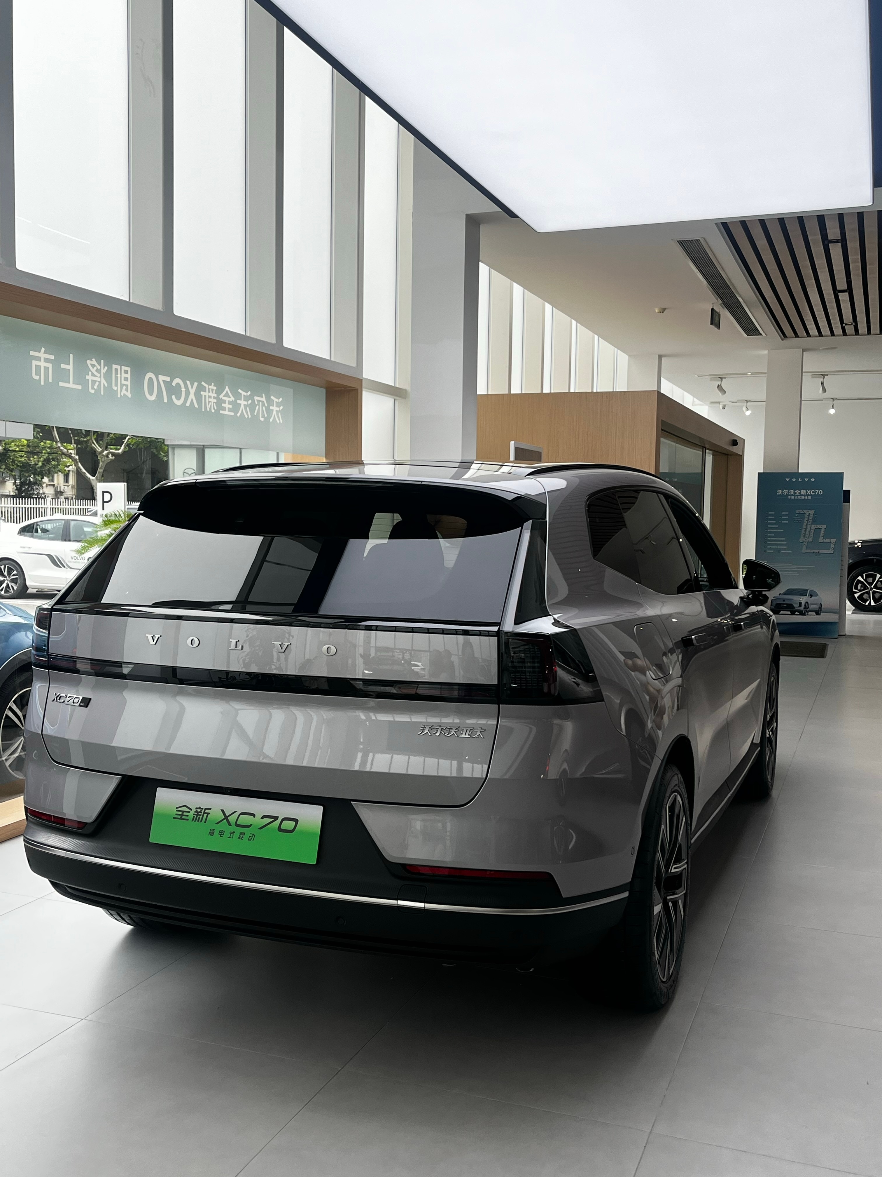 沃尔沃XC70，试驾真心不错！坐进车里空间敞亮，内饰没异味，这点很舒服。开起来动