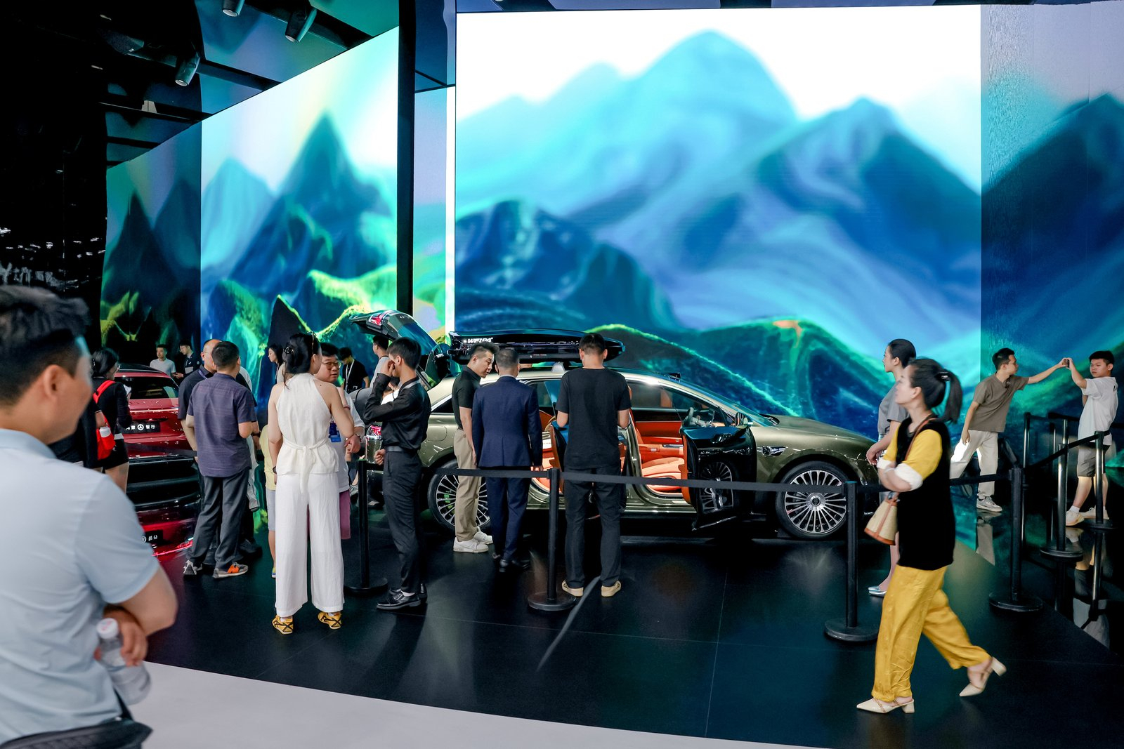 鸿蒙智行五界全品上架2025成都车展上，智界新款R7实车亮相鸿蒙智行展台，谭警官