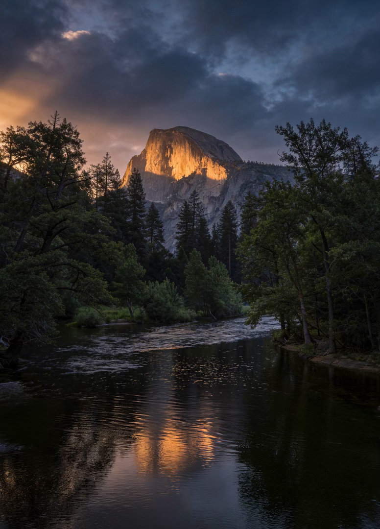十分经典的机位，就在路边桥上。夕阳把Half Dome 点亮，山谷进入蓝调。冷暖