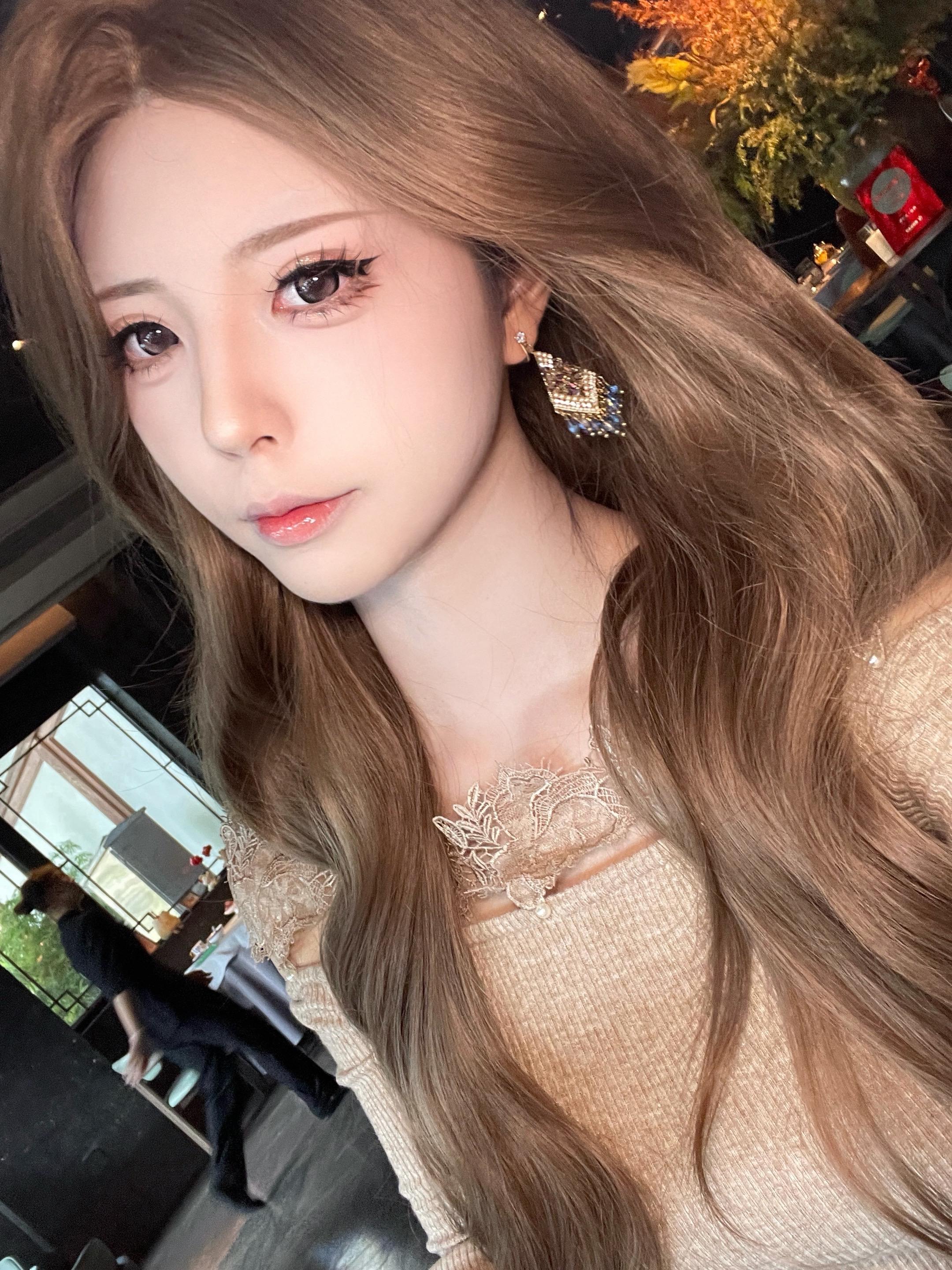 像我这么爱美的女人 我会送自己一万条裙子 很多香水 一百双鞋子和很多饰...