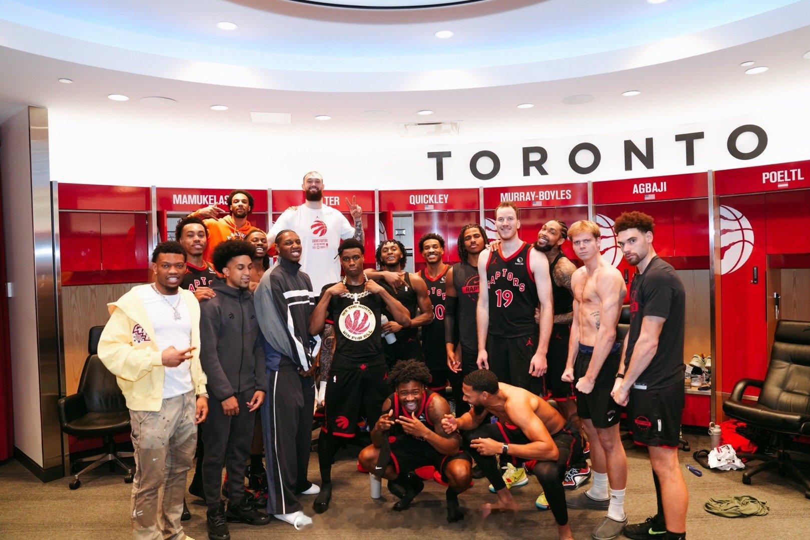 大金链子出来了！哈哈 莺歌今天笑容灿烂！英格拉姆