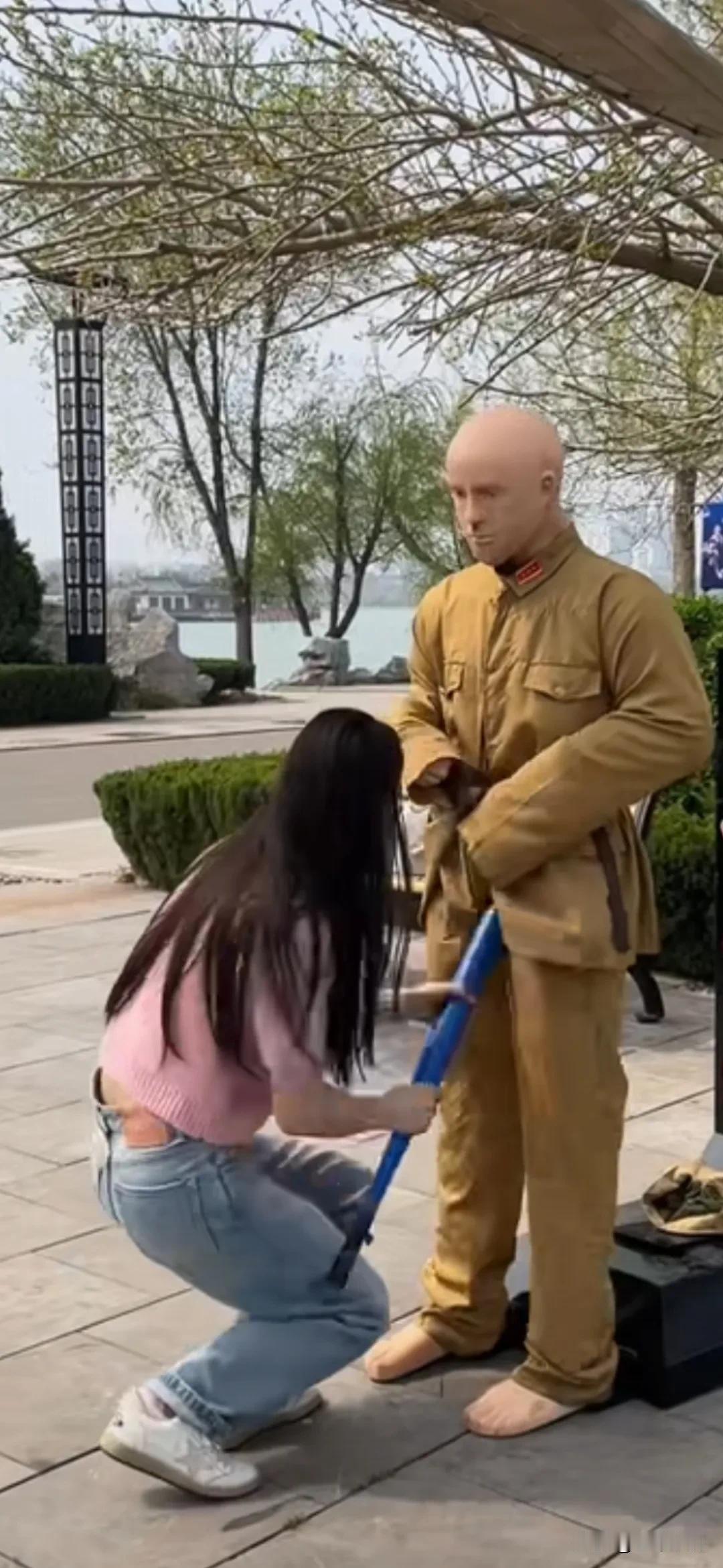 日本鬼子在中国，曾经犯下滔天罪行，强暴奸淫无数中国妇女，老一辈人把这段历史一代又