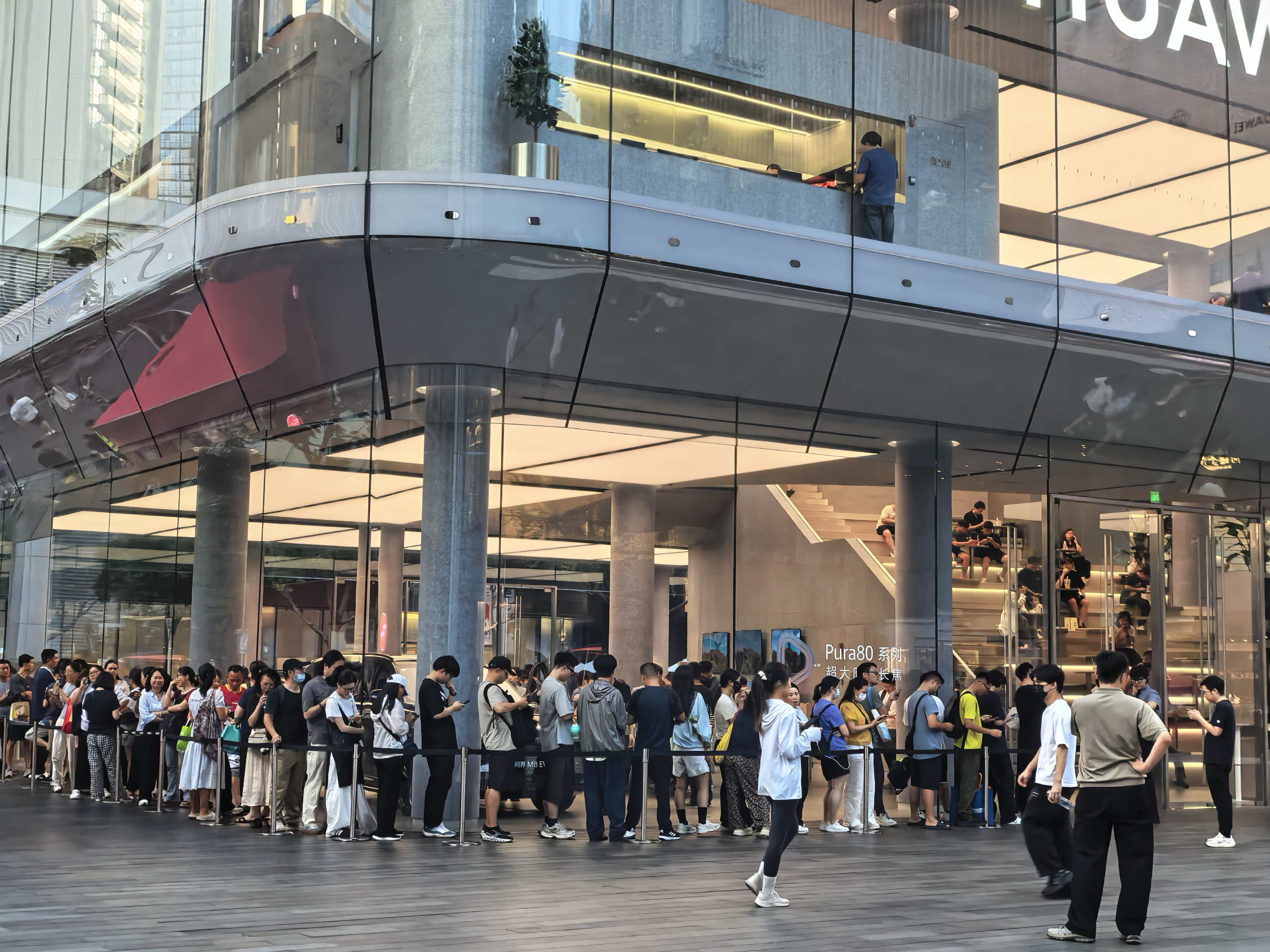 华为新三折叠开售现场人从众今天华为新三折叠华为Mate XTs 非凡大师正式开售