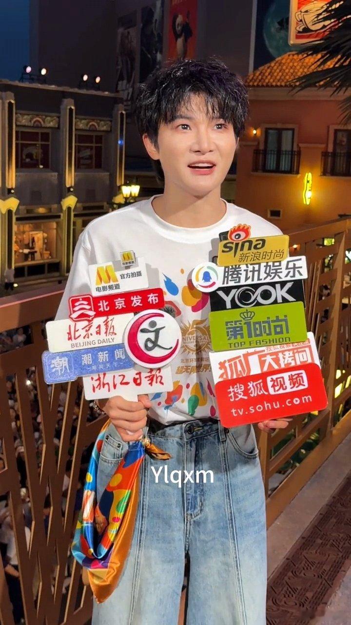 周深人在上面心在下面周深爱你的人在采访也会抽空回应你上面的周深和下面的粉丝的双向