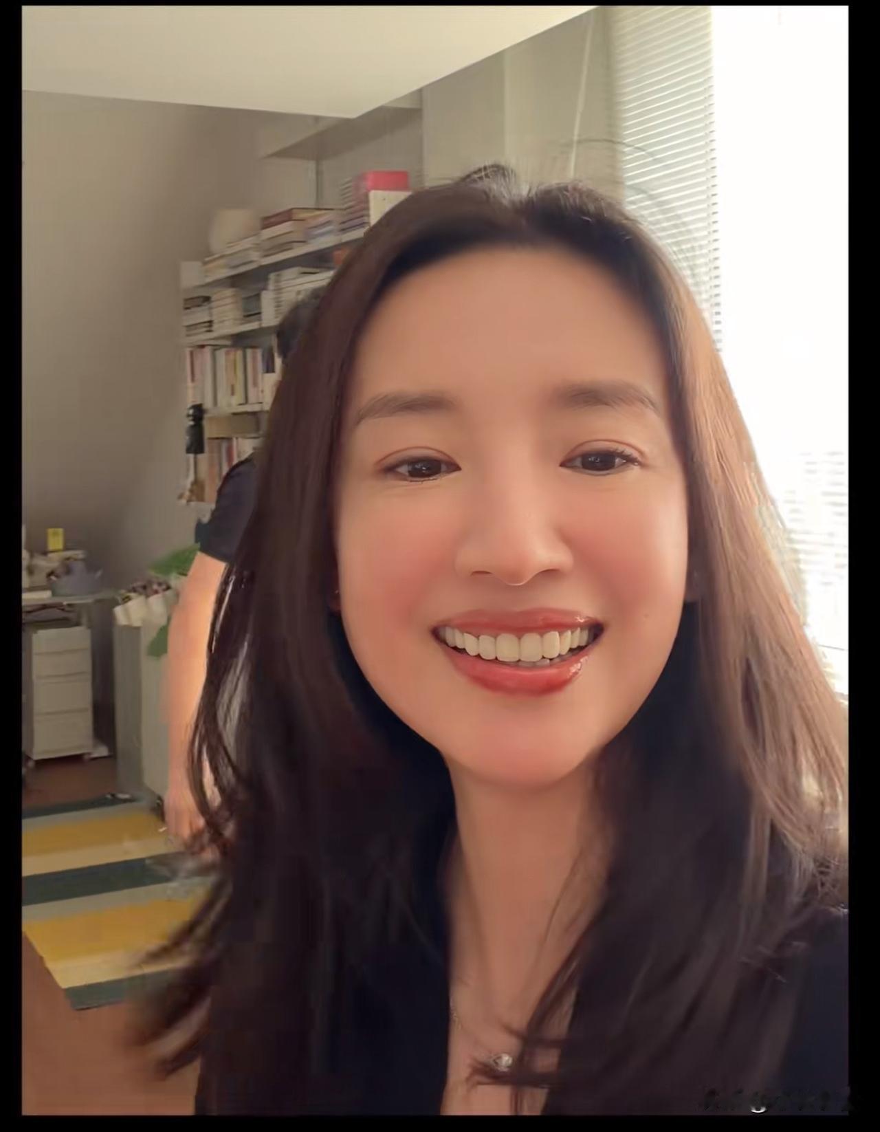 董洁，引发热议。

8月7日，46岁的董洁，冲上热搜，这一次，不是因为儿子顶顶，