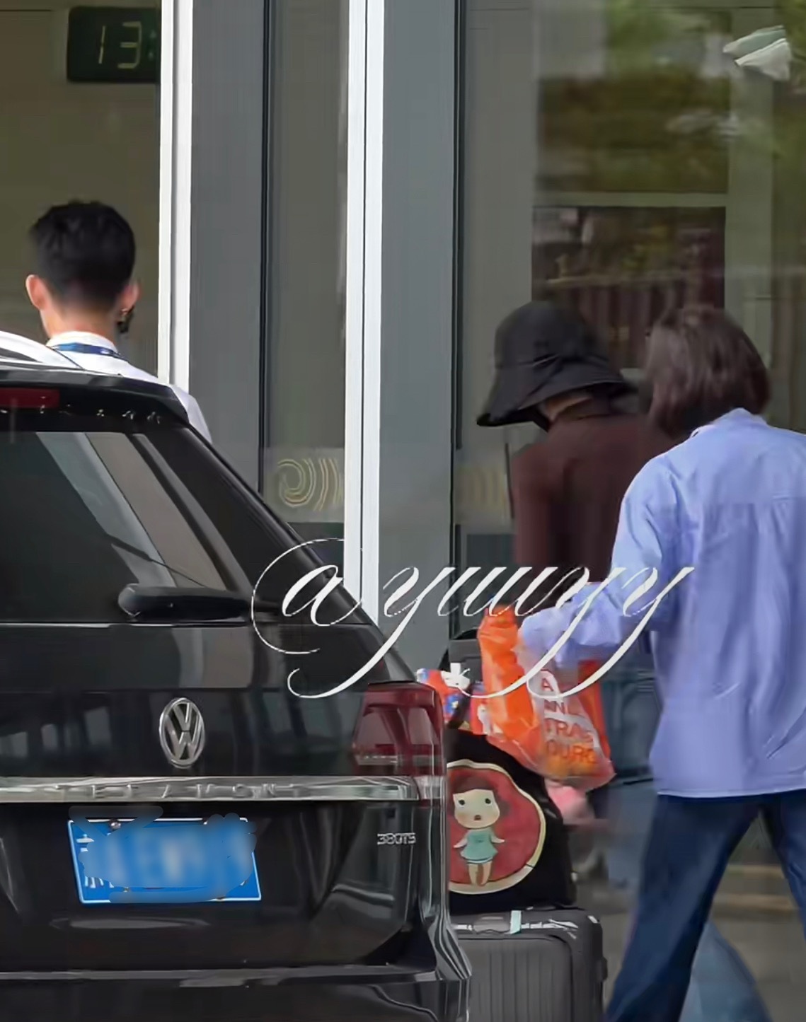 刘诗诗终于出现了，好纤瘦的背影，头发是藏进帽子的感觉...静待明天欧米茄的惊艳亮