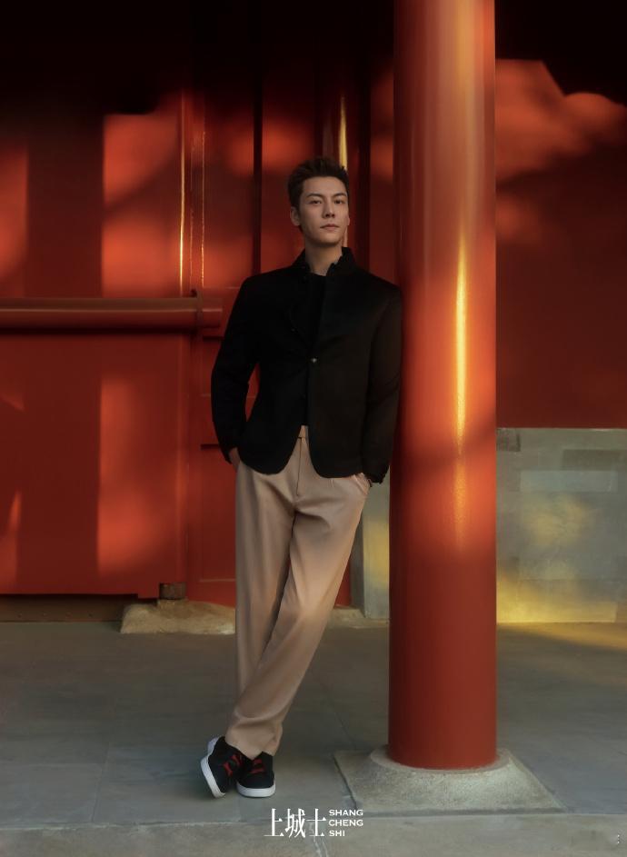 上城士2月陈伟霆封面陈伟霆地坛舞龙迎春 陈漫镜头下的陈伟霆太绝，松弛深邃又充满故