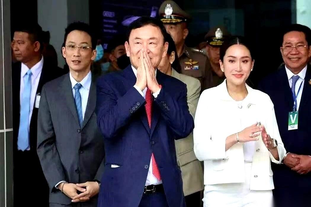 泰王一张特赦令，直接把流亡多年的他信放回了家。
棋盘另一头，他那刚被赶下总理宝座