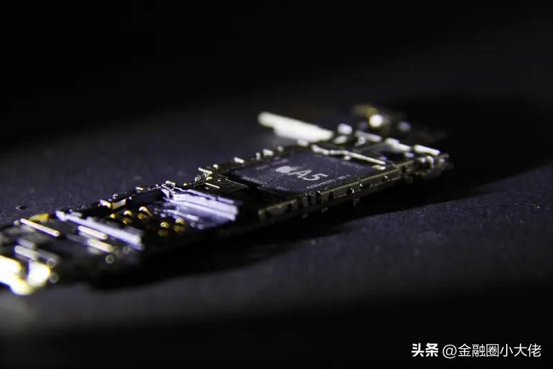 你家抽屉里的旧手机，正在偷偷“发大财”！

全球存储芯片突然“疯涨”，废旧手机竟