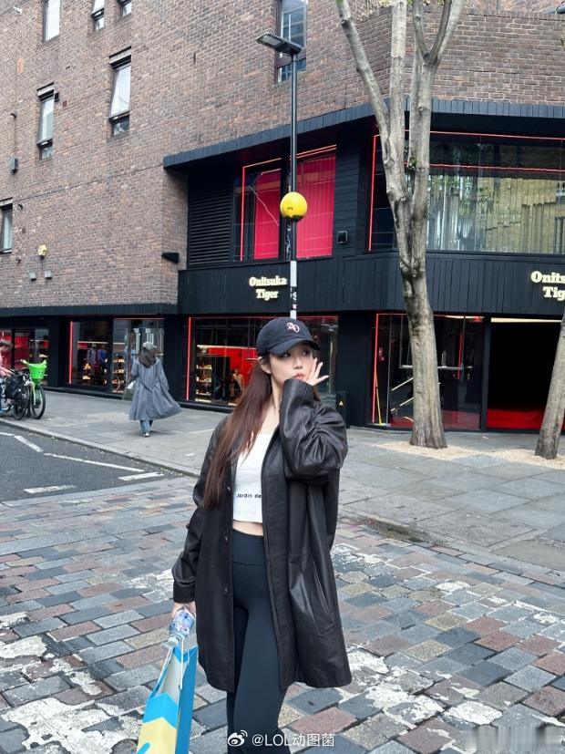 这裙子怎么脏了？解说Kitty晒照：伦敦一日游🇬🇧🧸2025LPL英雄联盟
