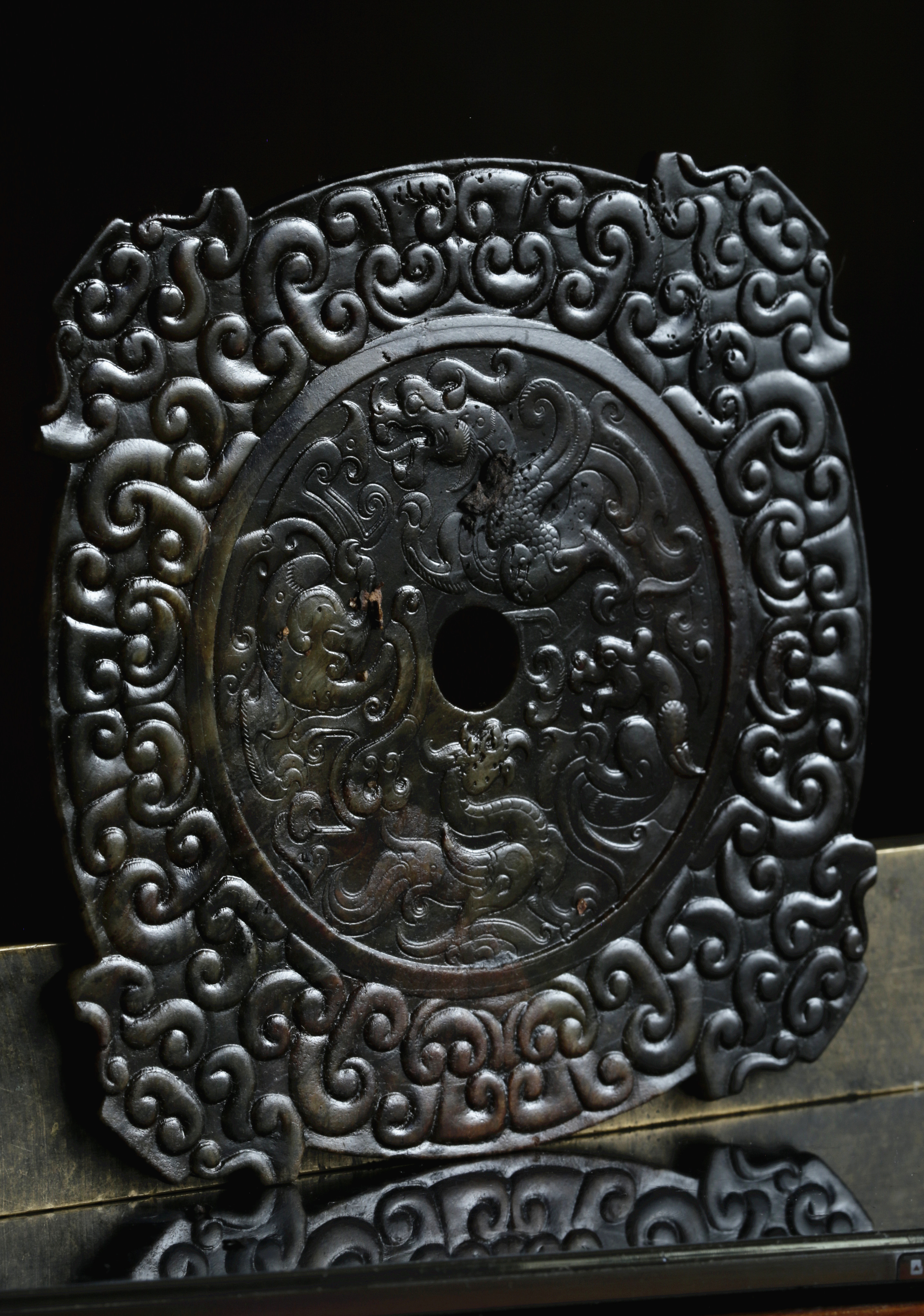 战汉 . 浅浮雕瑞兽如意纹方牌一块尺寸：重85.4克，宽113.8MM，高113