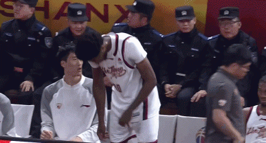 浙江琼斯学杨鸣都不像，到替补席不满裁判，这给丁团长存心添堵


山西主场打浙江，