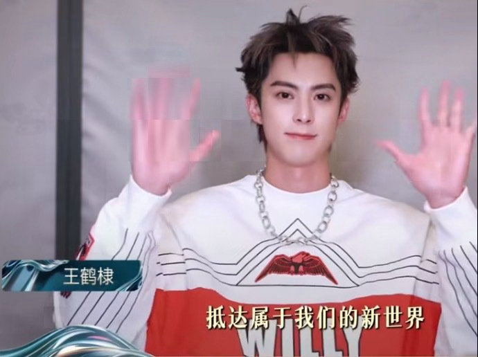 王鹤棣首次缺席阅文盛典 缺席是为了更好的归来。王鹤棣在《将门独后》剧组远程参与阅