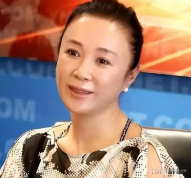 59 岁的傅艺伟站在北京公墓里，亲手把儿子的骨灰盒放进墓穴，旁边站着她离异多年的