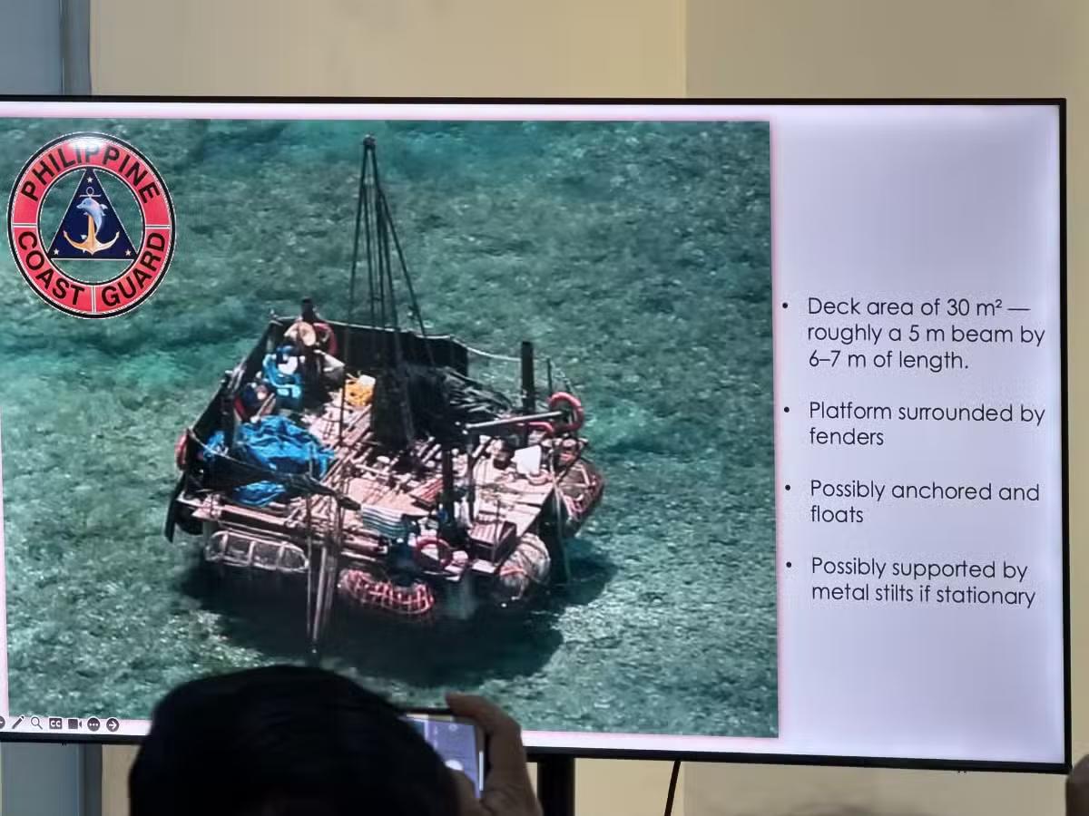 菲律宾当局周三表示，在马尼拉就中国船只出现在争议岛礁黄岩岛内一处中国浮动平台的存