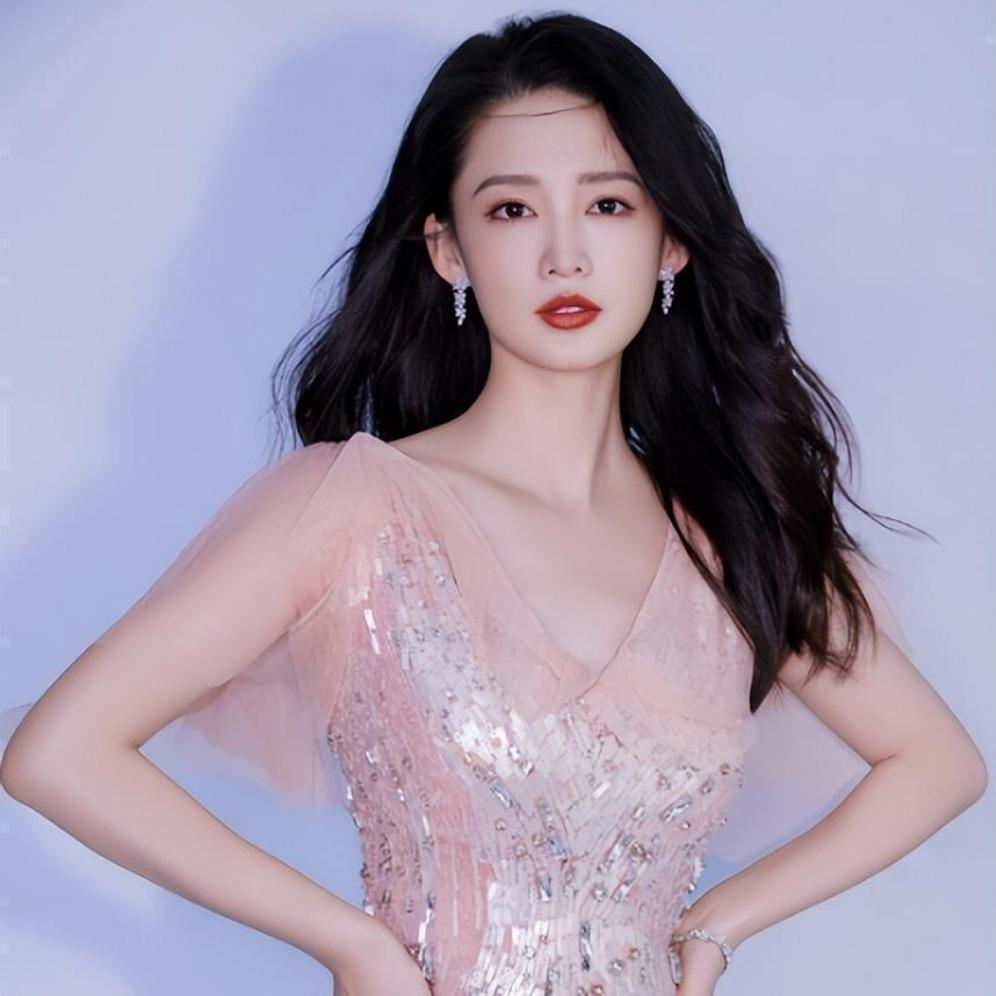 不止会演戏！李沁早已悄悄完成事业布局
 
不少人以为李沁淡圈减产，其实她换赛道悄