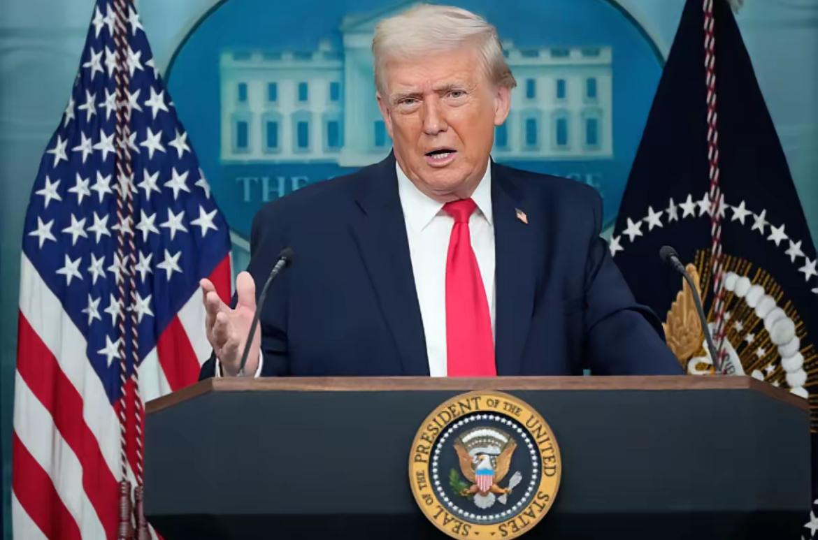 终于服软！特朗普坦言对华关税太疯狂，直言必须尊重中国

3月28日俄罗斯卫星通讯