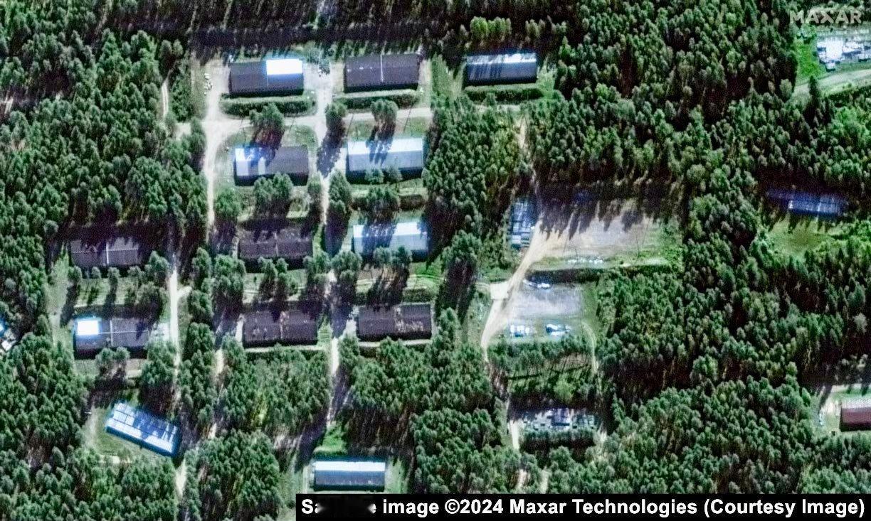 新的卫星图像显示，前线后方的俄罗斯军事基地遭到彻底破坏。这些似乎不是无人机，而是