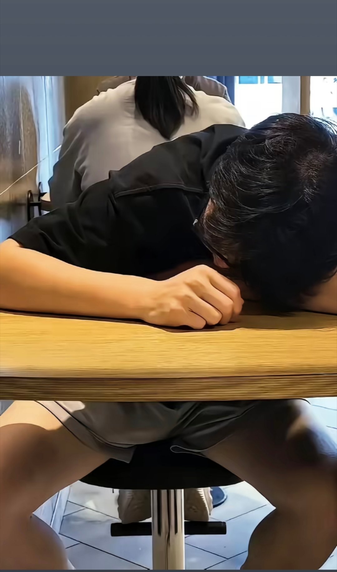 好不容易放个假出来玩朋友怎么还睡着了 