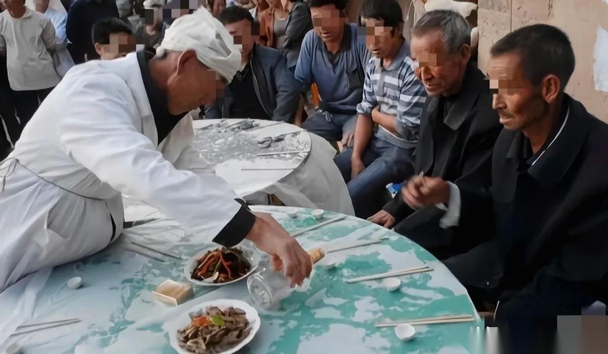又是饮酒惹得祸！陕西榆林，一男子的父亲去世，男子特意举办丧宴宴请宾客。可不曾想，